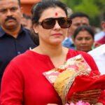 बॉलीवुड अभिनेत्री काजोल ने शुक्रवार सुबह कोलकाता के प्रसिद्ध दक्षिणेश्वर मंदिर में पूजा-अर्चना की